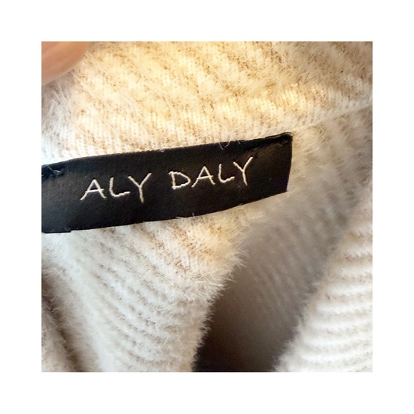 🤍 Aly Daly Cream Textured Coat – Size L (Never Worn) - Picture 6 of 8